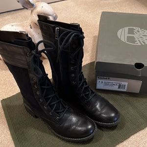 Timberland Femmes Size 7.5 Black Leather and Suede Lace-up Boots in Box.